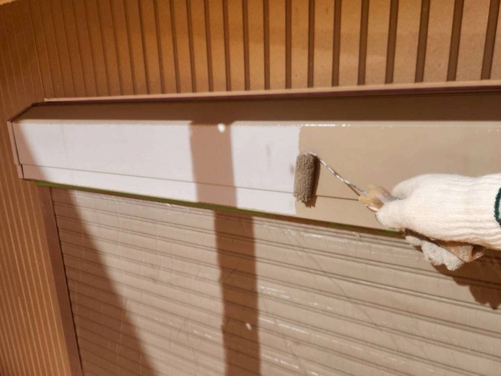 シャッターボックス(中塗り) 生駒市で外壁塗装と防水工事をリペイント匠が施工した写真