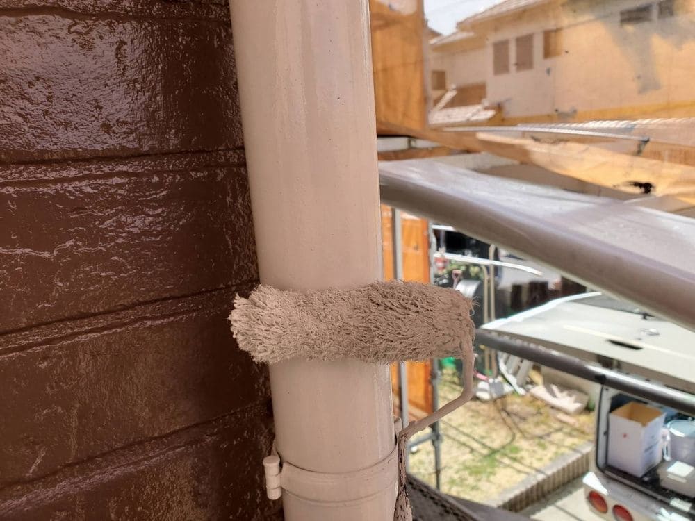 樋(上塗り) (2) 生駒市で外壁・屋根塗装と防水工事をリペイント匠が施工した写真