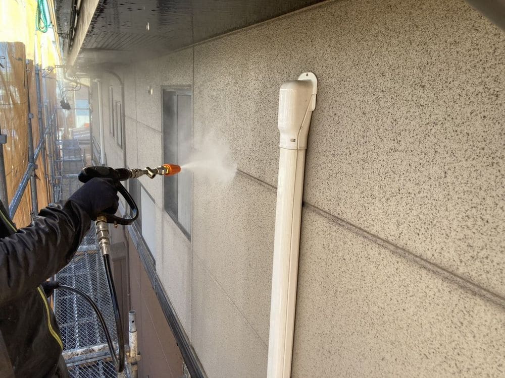 M様(生駒市庄野羽山)高圧洗浄(外壁) (1) 生駒市の外壁塗装、防水工事をリペイント匠が施工した写真