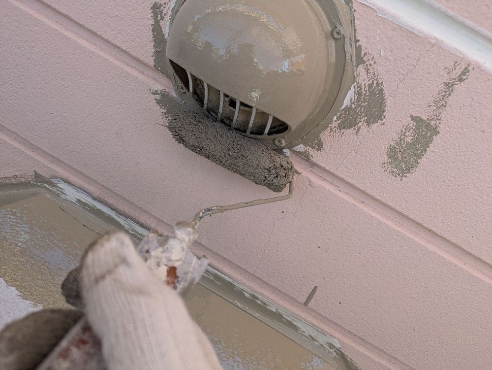 換気フード(中塗り) 生駒市で外壁・屋根塗装をリペイント匠が施工した写真