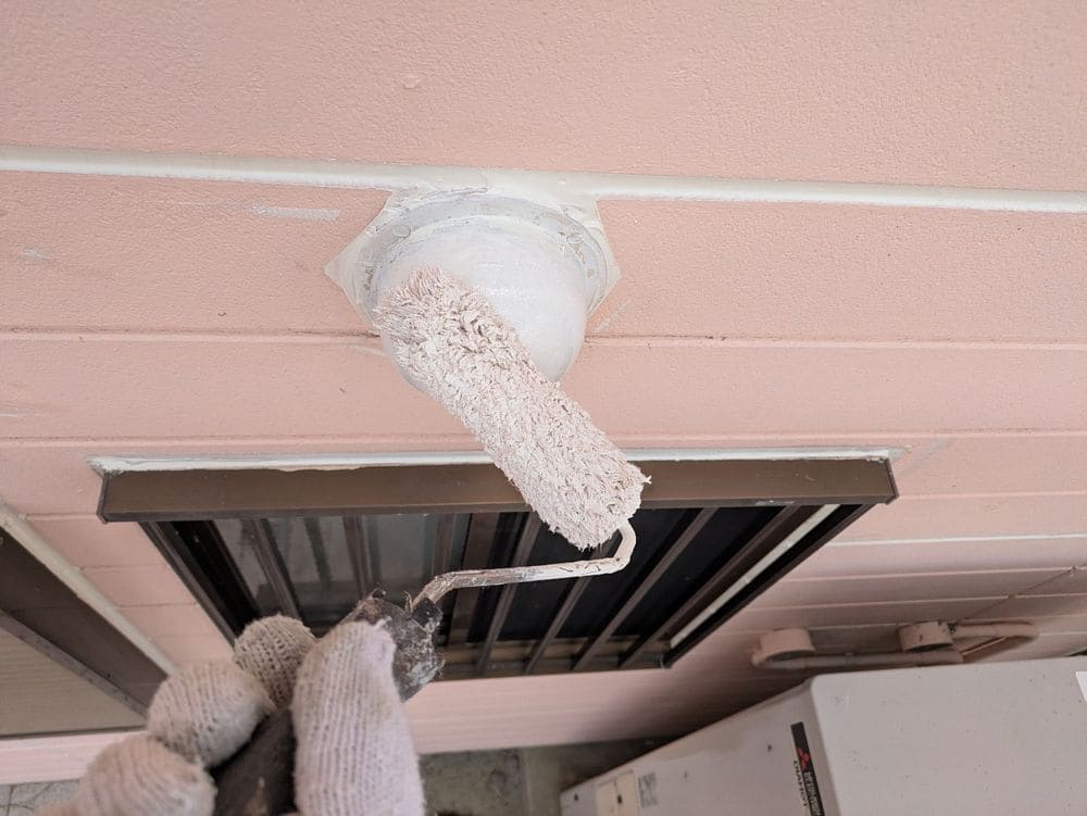 換気フード(下塗り) 生駒市で外壁・屋根塗装をリペイント匠が施工した写真