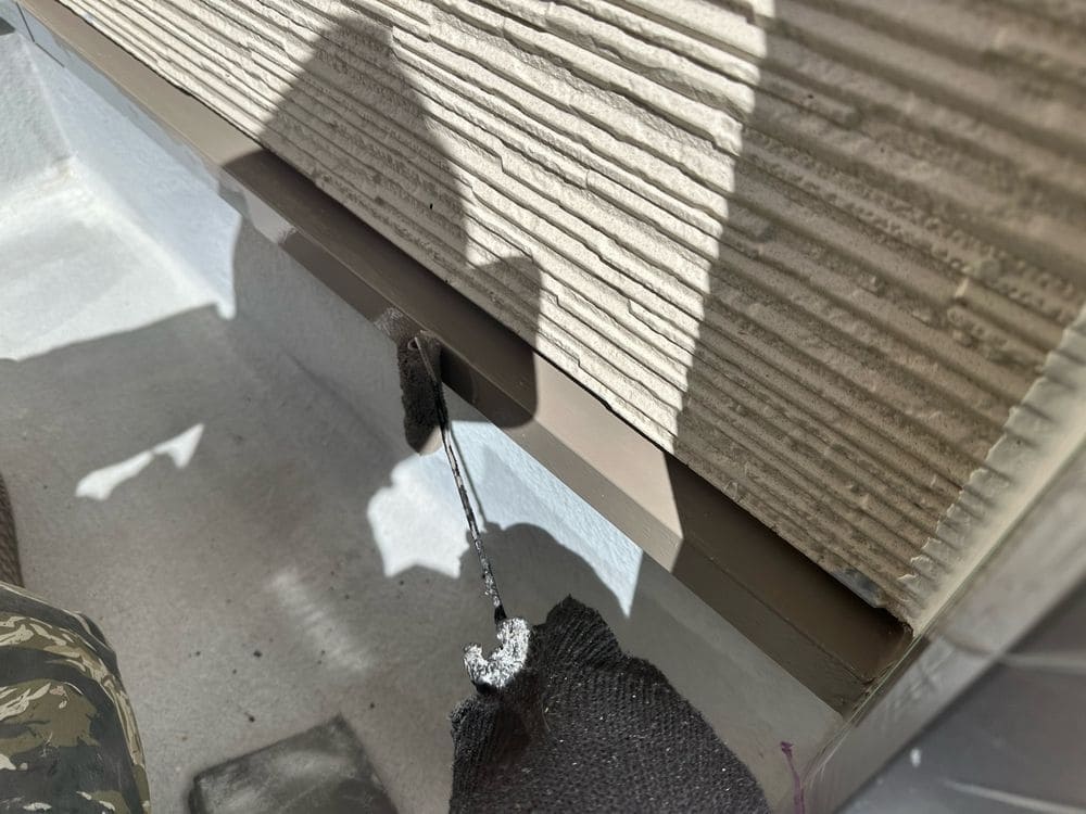 生駒市_K様_水切り(中塗り) 生駒市の外壁塗装、防水工事をリペイント匠が施工した写真