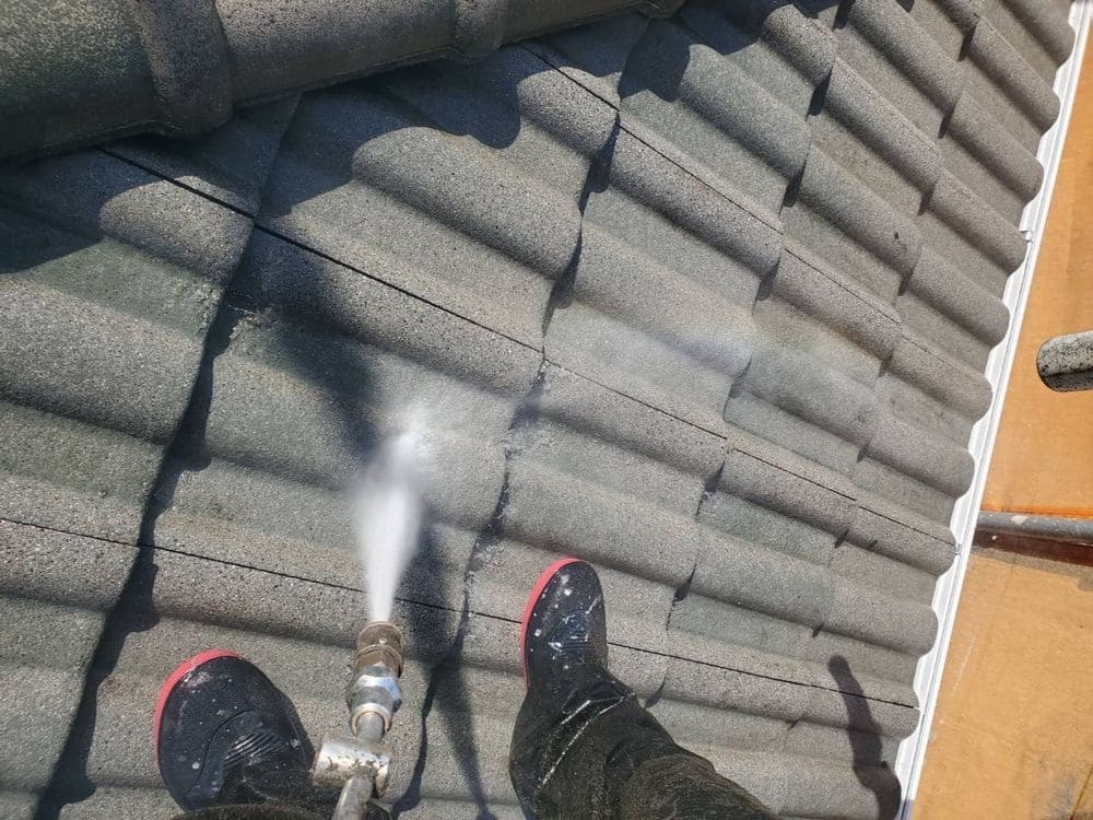 高圧洗浄(屋根) (2) 生駒市で外壁・屋根塗装と防水工事をリペイント匠が施工した写真