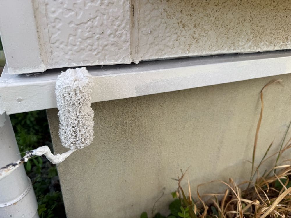 水切り(中塗り) 生駒市で外壁・屋根塗装をリペイント匠が施工した写真