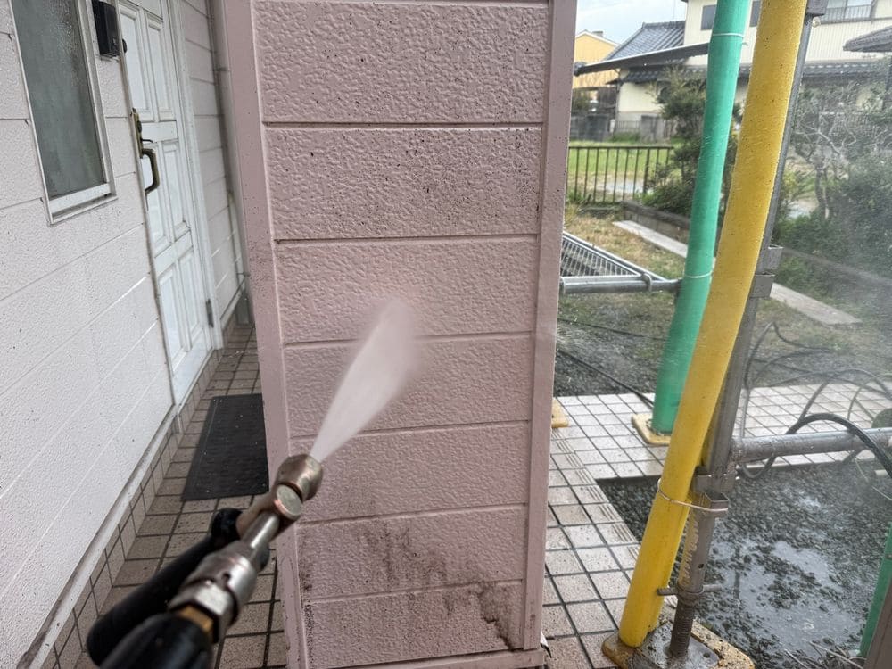 高圧洗浄(外壁) (2) 生駒市で外壁・屋根塗装をリペイント匠が施工した写真