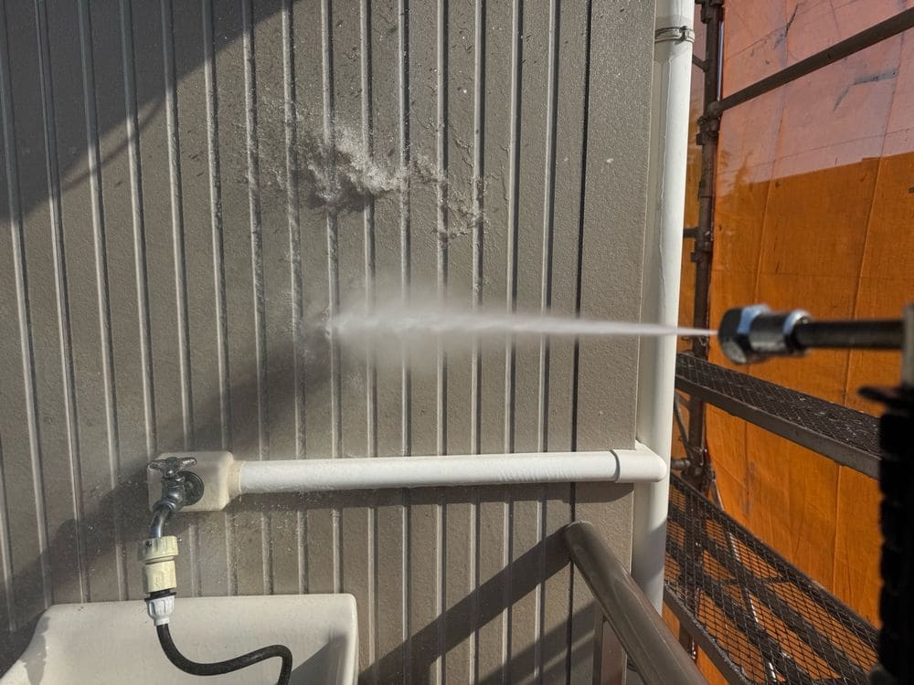 高圧洗浄(外壁) (2) 生駒市で外壁塗装と防水工事をリペイント匠が施工した写真