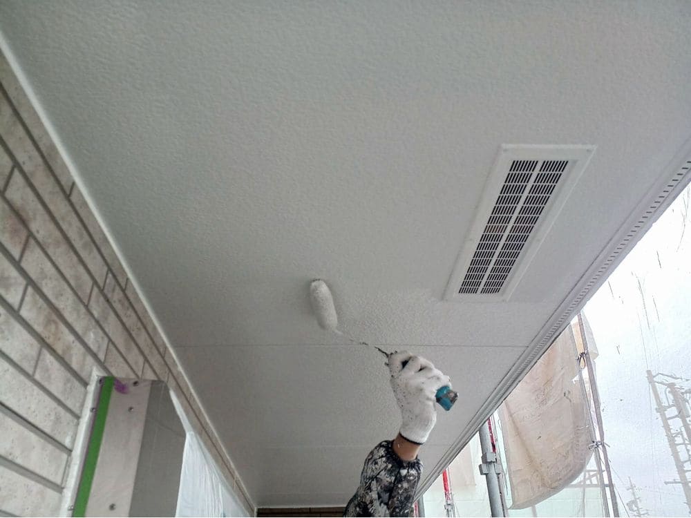Y様(三重郡菰野町)軒天(上塗り) (1) 三重郡菰野町の外壁・防水工事をリペイント匠が施工した写真