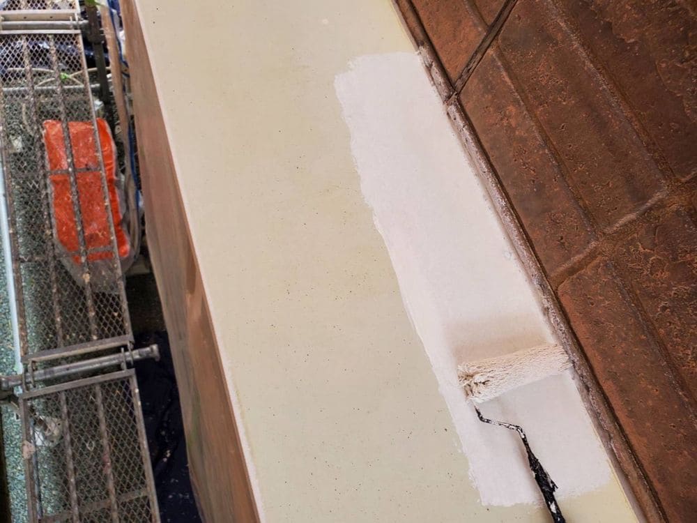 庇(下塗り) 生駒市で外壁・屋根塗装と防水工事をリペイント匠が施工した写真