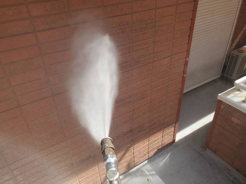 高圧洗浄(外壁) 生駒市で外壁・屋根塗装と防水工事をリペイント匠が施工した写真