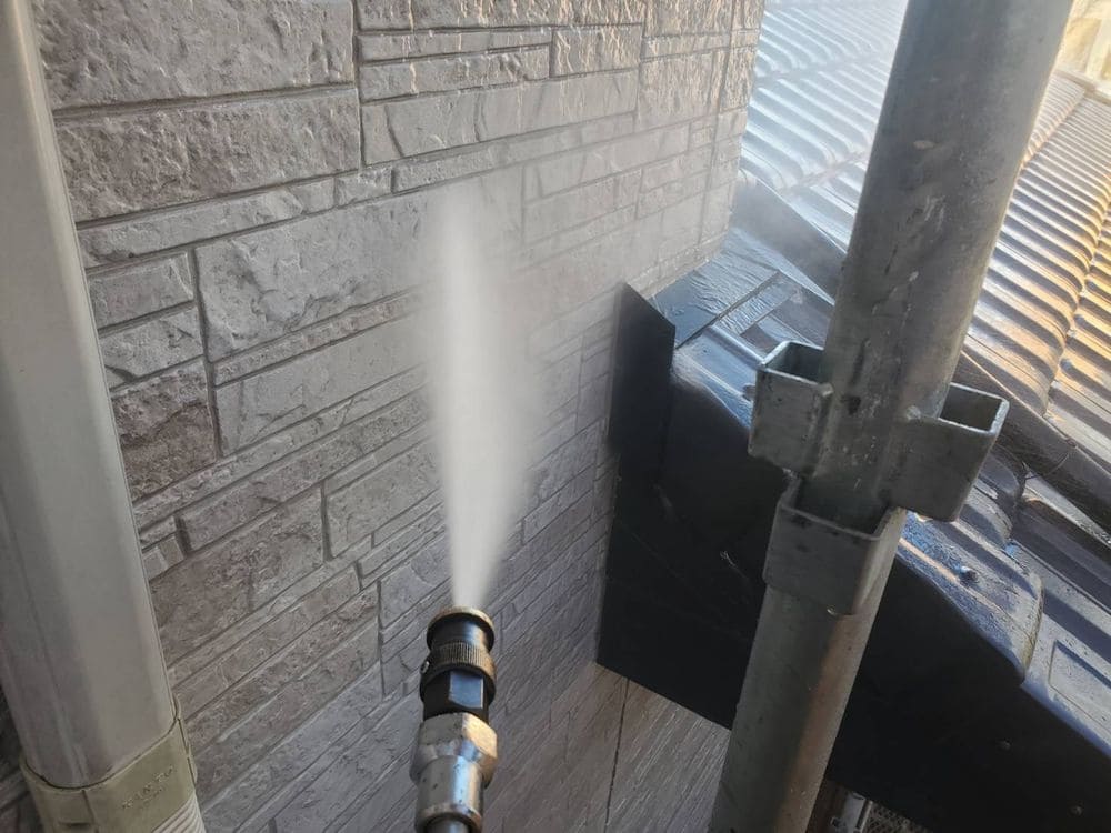奈良市_H様_高圧洗浄①(外壁) 奈良市の外壁塗装をリペイント匠が施工した写真