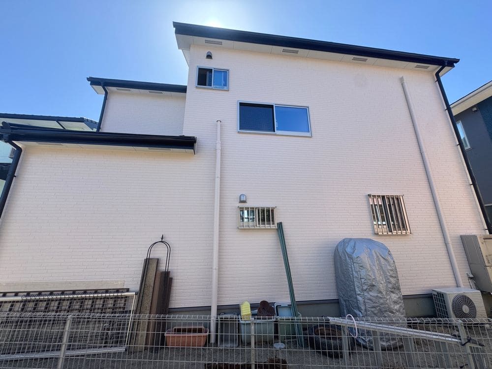 Y様(三重郡菰野町)施工後_外壁全体 (2) (1) 三重郡菰野町の外壁・防水工事をリペイント匠が施工した写真