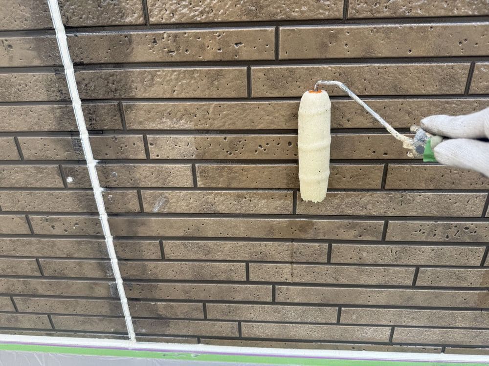 Y様(三重郡菰野町)外壁(下塗り2) (1) 三重郡菰野町の外壁・防水工事をリペイント匠が施工した写真