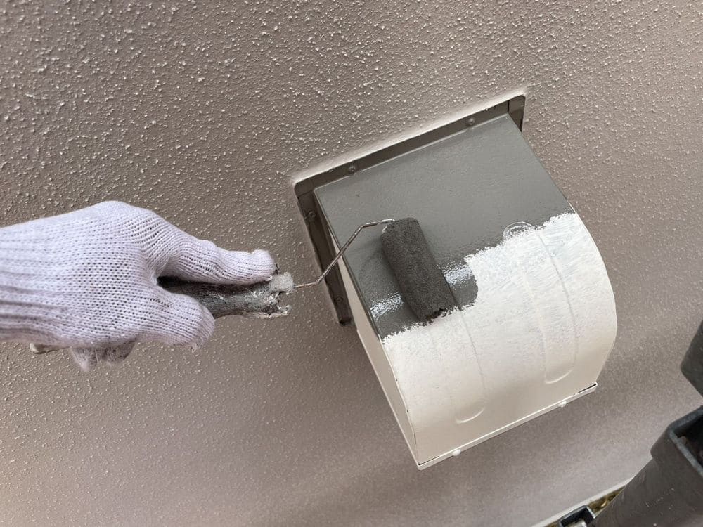 A様(橿原市ゆめが丘)換気フード(中塗り) 橿原市の外壁塗装、屋根塗装をリペイント匠が施工した写真