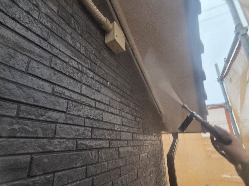奈良市_K様_高圧洗浄②(外壁) 奈良市の外壁塗装をリペイント匠が施工した写真