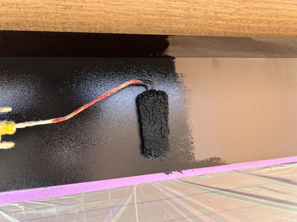 シャッターボックス(下塗り) 多気郡で外壁塗装をリペイント匠が施工した写真