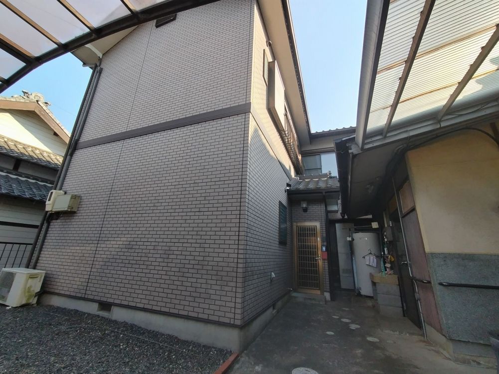 生駒市_Y様_施工前_外壁全体 (3) 生駒市の外壁塗装をリペイント匠が施工した写真