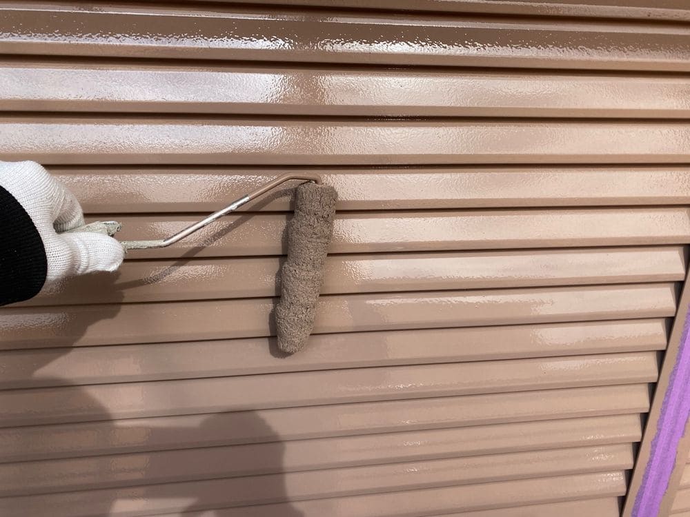 雨戸(上塗り) 生駒市で外壁塗装をリペイント匠が施工した写真