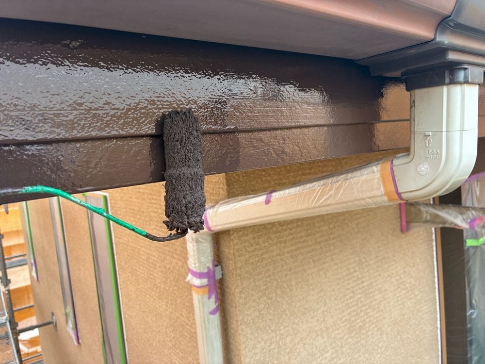 鼻隠し(中塗り) 多気郡で外壁塗装をリペイント匠が施工した写真
