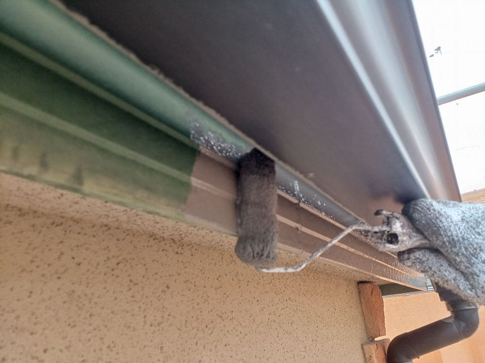 A様(橿原市ゆめが丘)鼻隠し(中塗り) 橿原市の外壁塗装、屋根塗装をリペイント匠が施工した写真