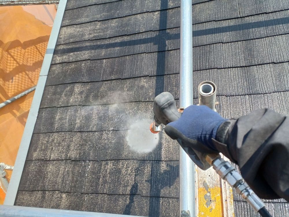 A様(橿原市ゆめが丘)高圧洗浄(屋根) 橿原市の外壁塗装、屋根塗装をリペイント匠が施工した写真