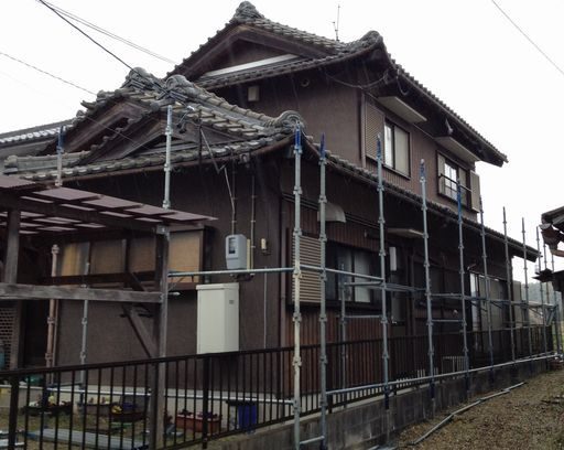 瓦屋根を塗装する前のお客様の家