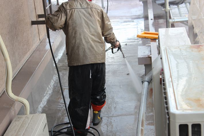 水洗い中の塗装職人の写真