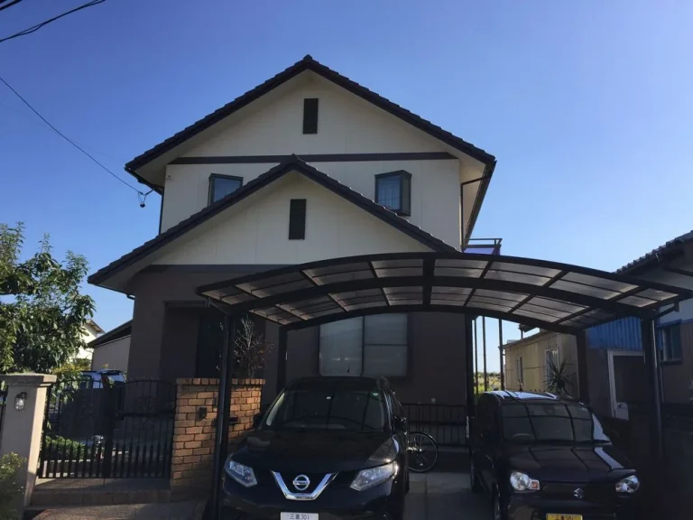 「近所の方は、光に当たってピカピカだね～！と褒めて下さっています。近所の建築関係の方が本当に丁寧に仕事しとたよ～！と　言ってくれていましたよ」津市H様