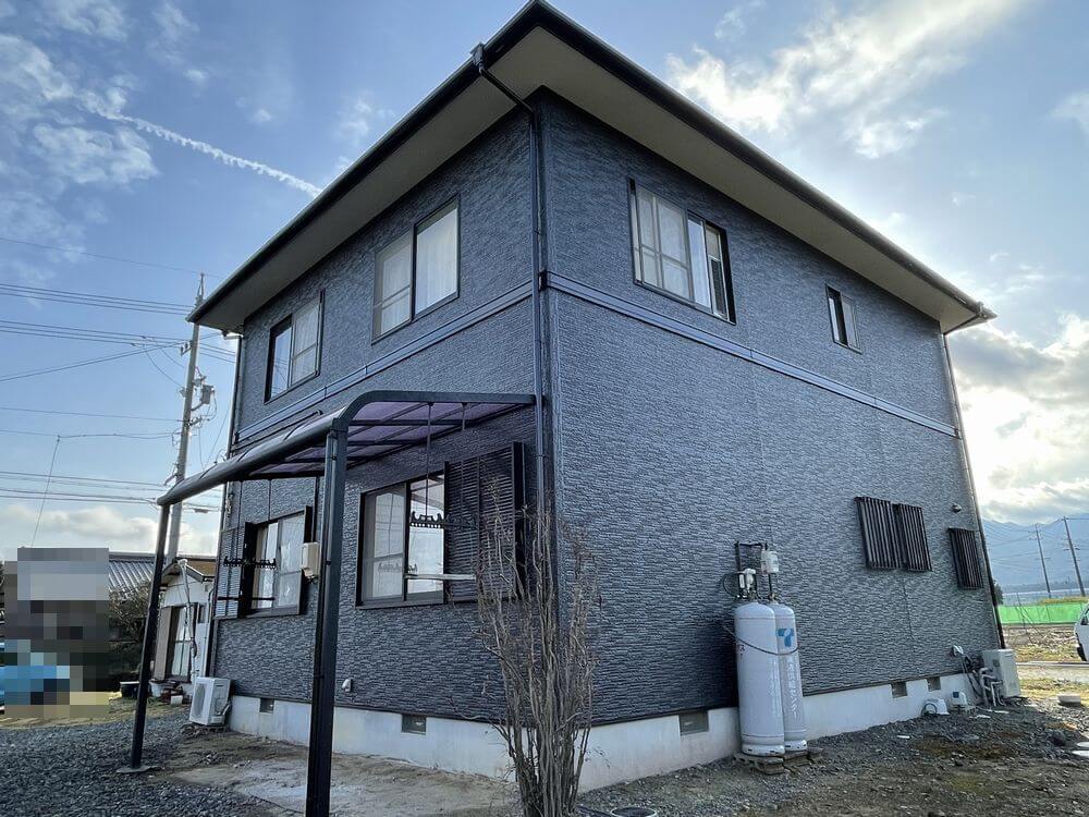 外壁塗装を検討している方へ ネイビーの外壁について解説します