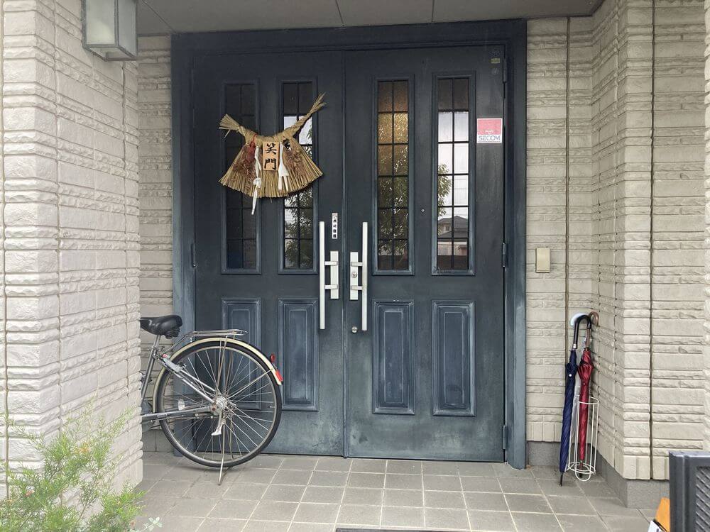 施工前(玄関ドア) (1) 松阪市 外壁塗装 リペイント匠