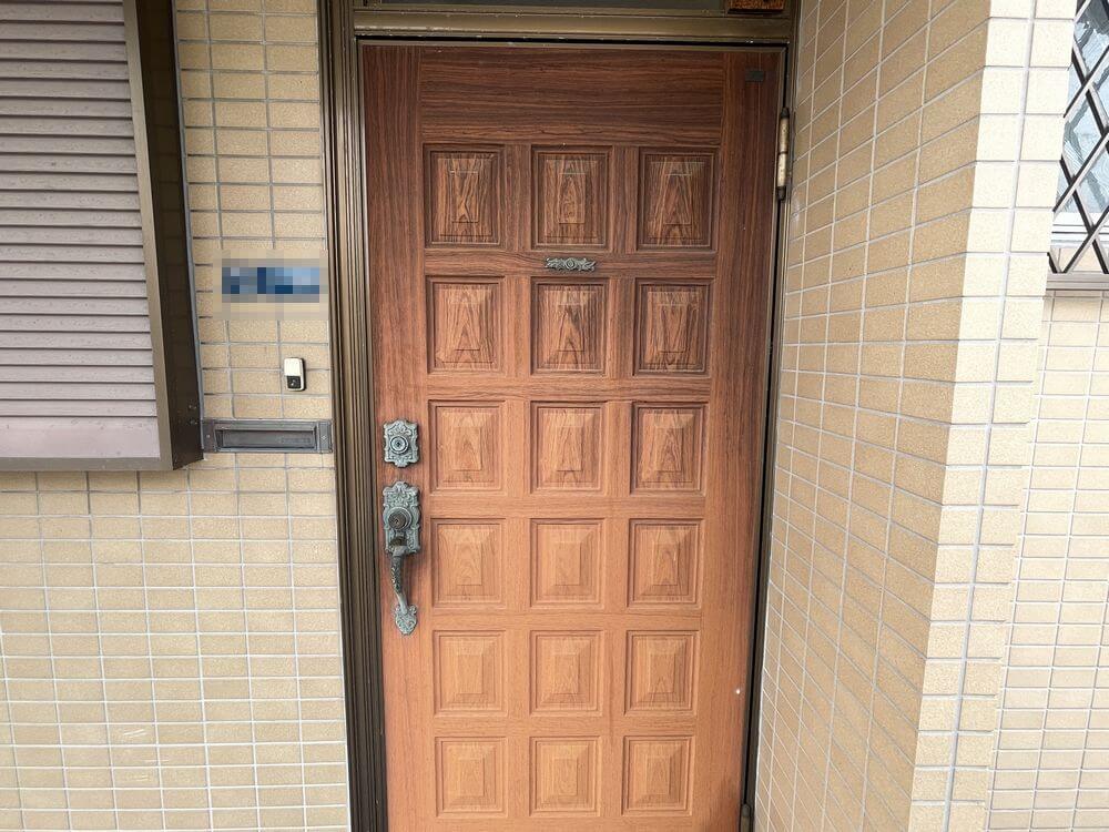 玄関ドア 施工前 (1) 鈴鹿市 外壁塗装 リペイント匠