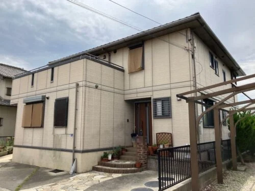 Y様鈴鹿市_施工前_外壁全体-500x375 鈴鹿市の外壁塗装、防水工事をリペイント匠が施工した写真