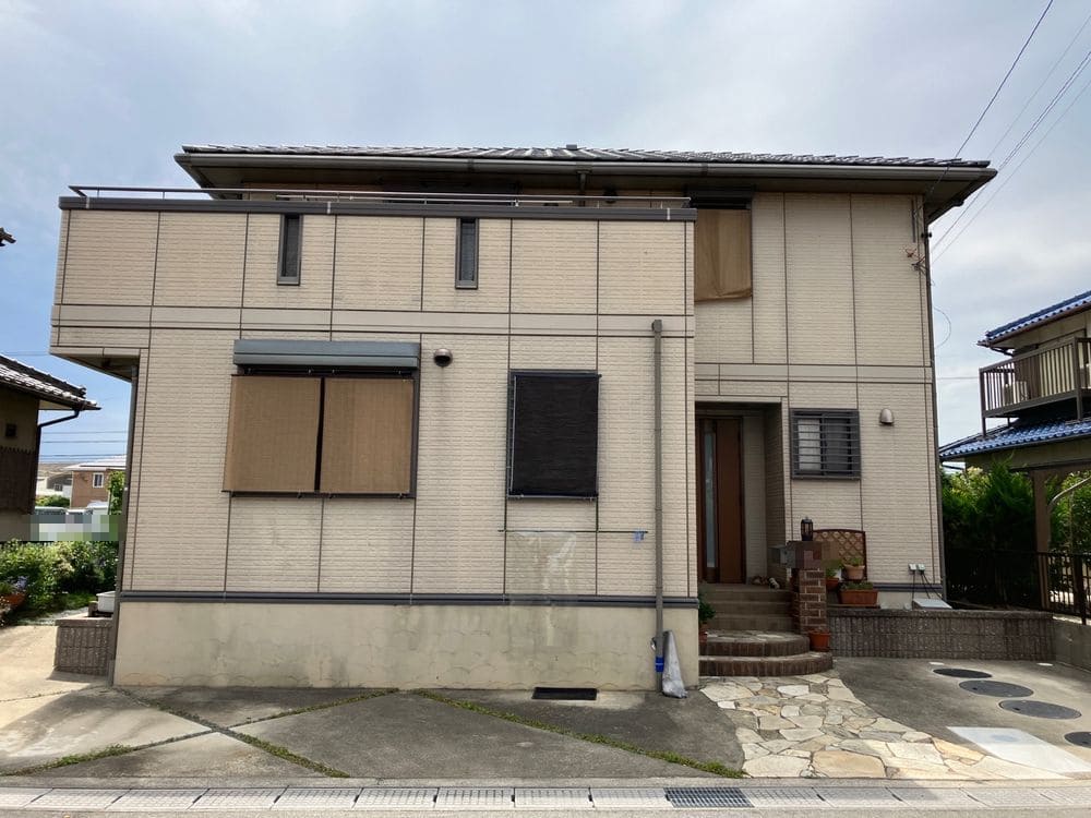 Y様鈴鹿市_施工前_外壁全体-1 鈴鹿市の外壁塗装、防水工事をリペイント匠が施工した写真