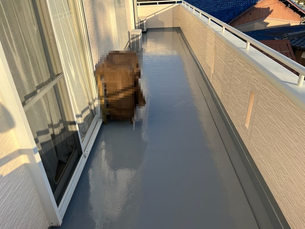 I様(鈴鹿市)_下塗り_中塗り_上塗り_防水_ベランダ 鈴鹿市の外壁塗装、屋根塗装、防水工事をリペイント匠が施工した写真