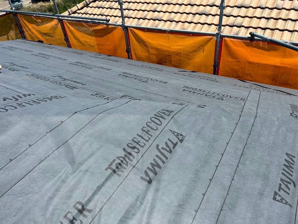 鈴鹿市の外壁塗装、屋根カバー工事をリペイント匠が施工した写真