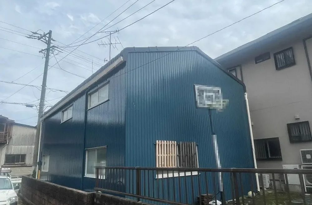 亀山市｜築40年の倉庫をブルーへ一新｜次もリペイント匠さんにお願いします