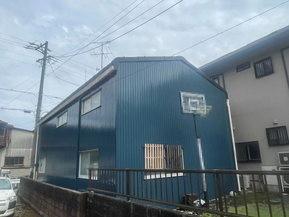 亀山市|築40年の倉庫をブルーへ一新|次もリペイント匠さんにお願いします