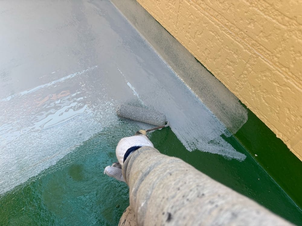 U様(津)防水(一層目) 津市の外壁塗装、防水工事をリペイント匠が施工した写真