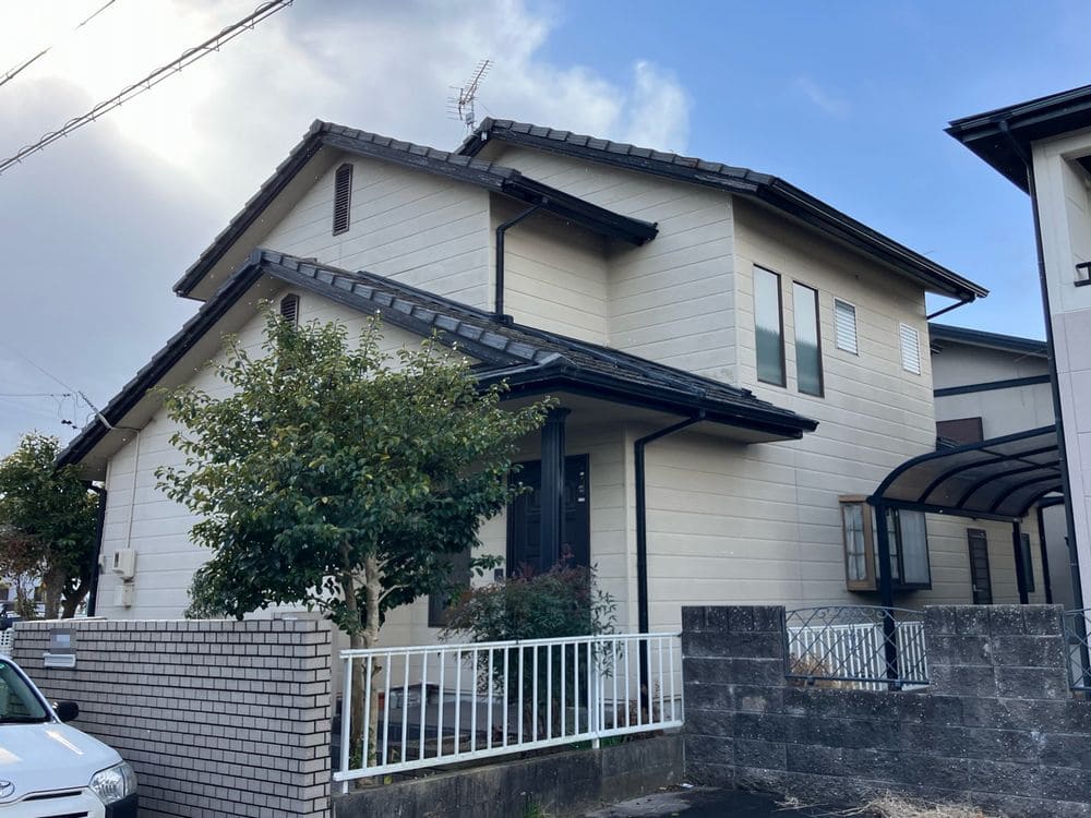 H様(津市一身田平野)_施工前_外壁全体 (3) 津市の外壁塗装、屋根工事をリペイント匠が施工した写真