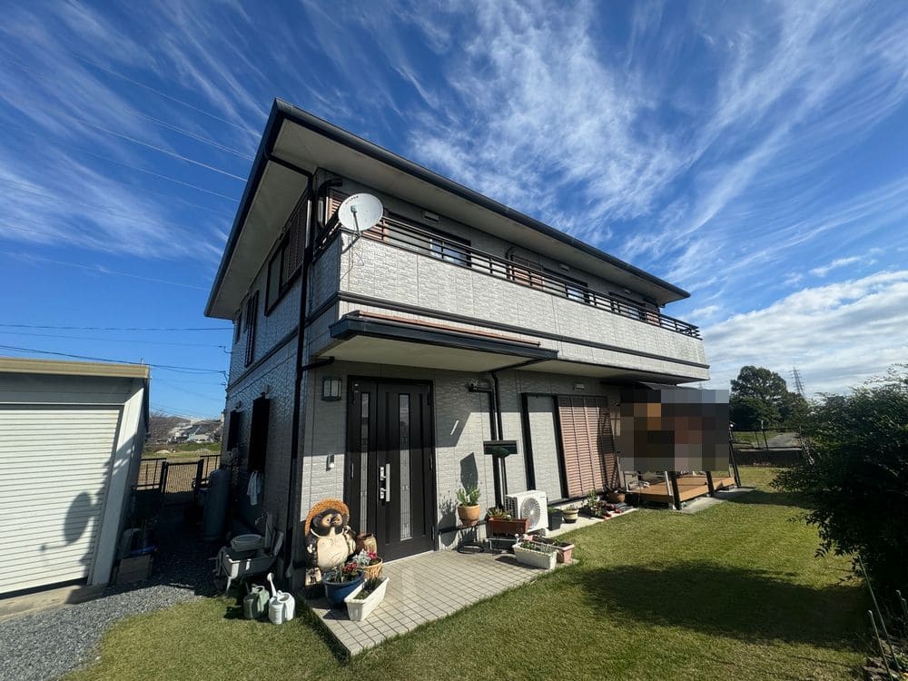 I様(員弁郡東員町)施工前_外壁全体 (3) 員弁郡東員町の外壁塗装をリペイント匠が施工した写真