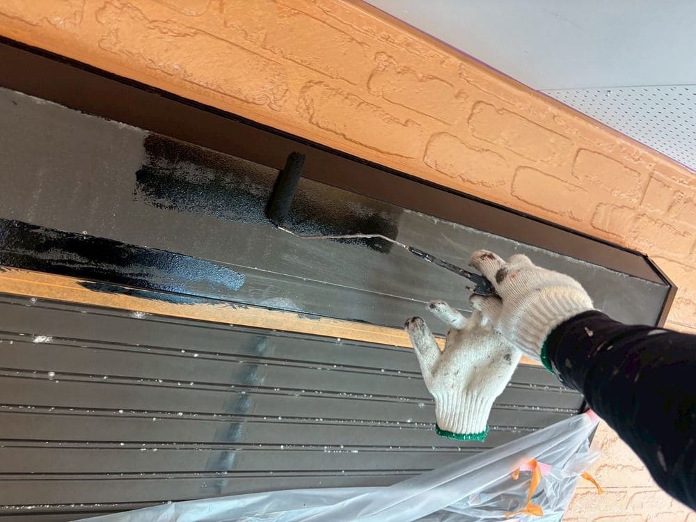 T様(津)シャッターボックス(下塗り) 津市の外壁塗装、防水工事をリペイント匠が施工した写真
