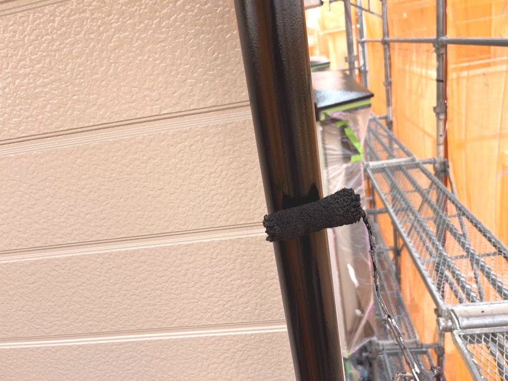 T様(四日市市)樋(上塗り) 四日市市の外壁屋根塗装をリペイント匠が施工した写真
