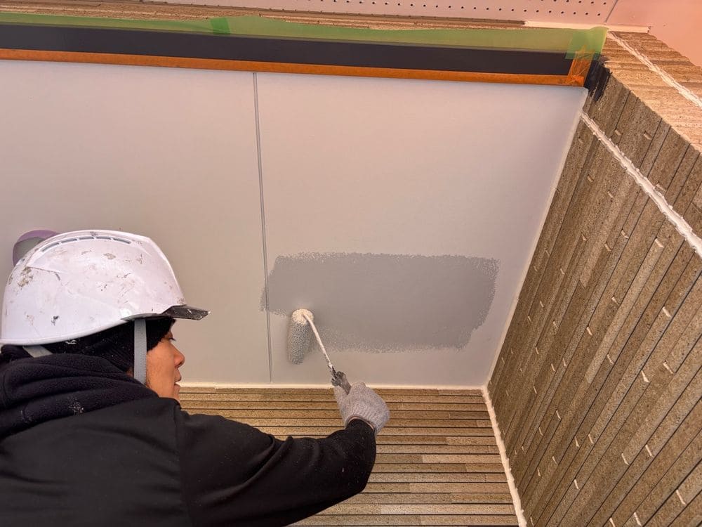 O様(鈴鹿市阿古曽町)軒天(中塗り) 鈴鹿市の外壁塗装、屋根塗装をリペイント匠が施工した写真