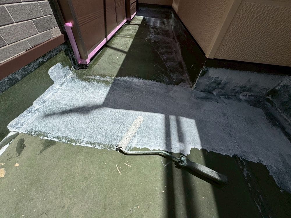 K様(松阪市)防水_プライマー 松阪市の防水工事をリペイント匠が施工した写真