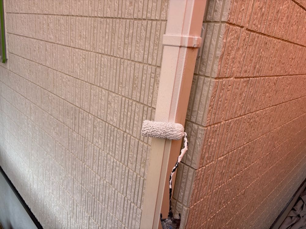 O様(鈴鹿市阿古曽町)樋(中塗り) 鈴鹿市の外壁塗装、屋根塗装をリペイント匠が施工した写真