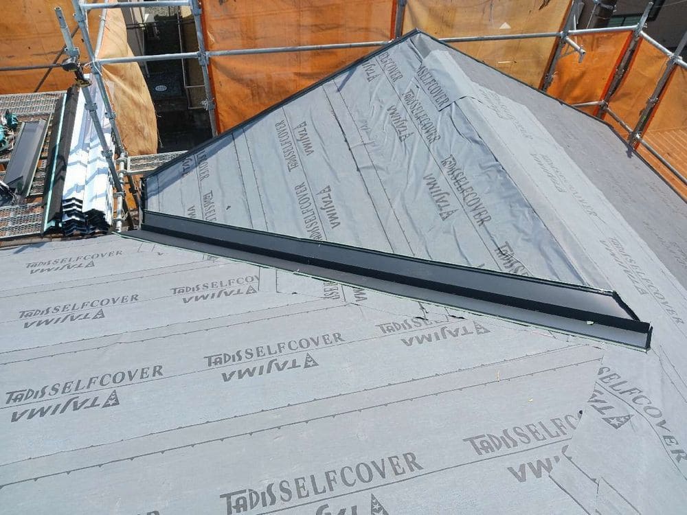 役物(谷施工後2) 松阪市で屋根工事をリペイント匠が施工した写真