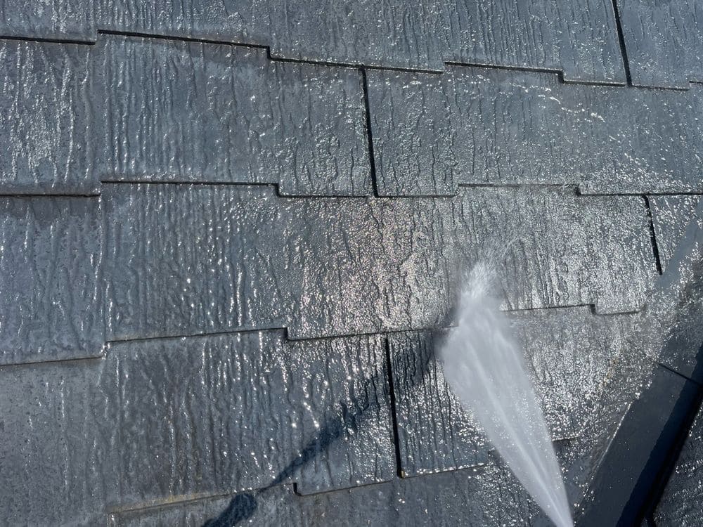 高圧洗浄(屋根) (2) 松阪市で屋根工事をリペイント匠が施工した写真