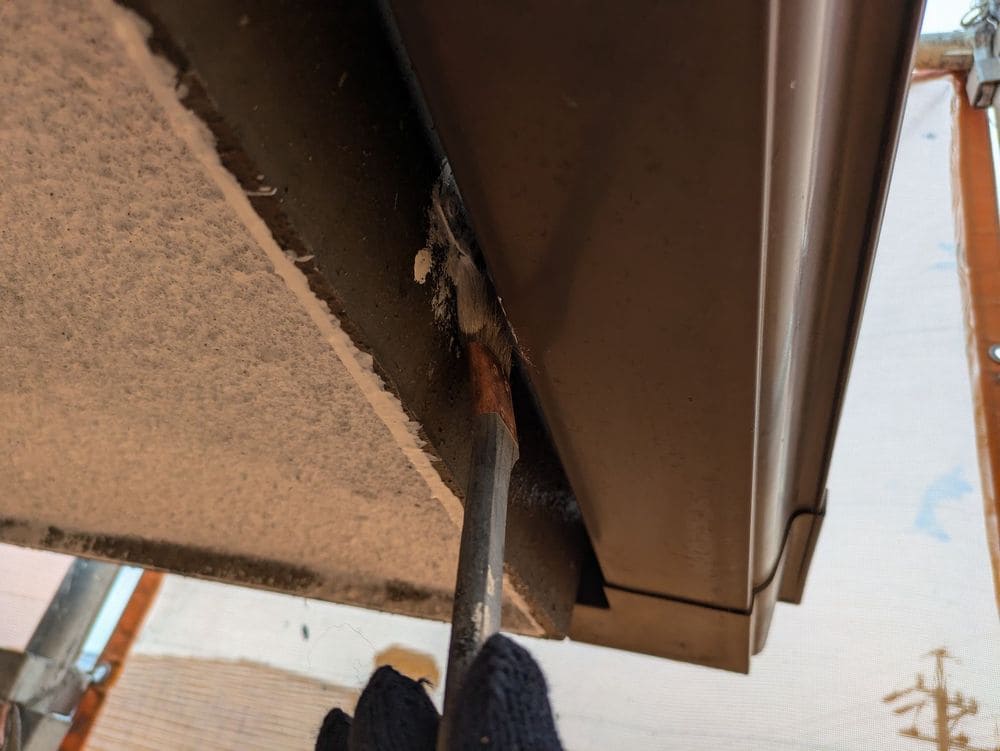 O様(津)鼻隠し(下塗り) 津市の外壁塗装、屋根塗装をリペイント匠が施工した写真