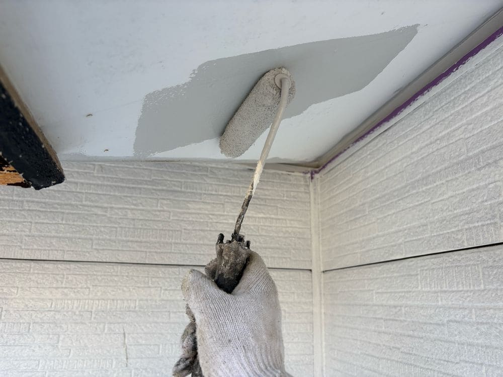 H様(鈴鹿市)軒天_1回目 鈴鹿市の外壁・屋根塗装をリペイント匠が施工した写真