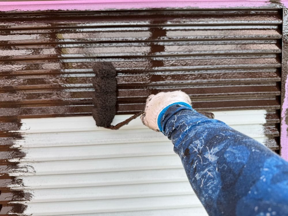 Y様(津)雨戸(中塗り) 津市の外壁塗装、屋根塗装をリペイント匠が施工した写真