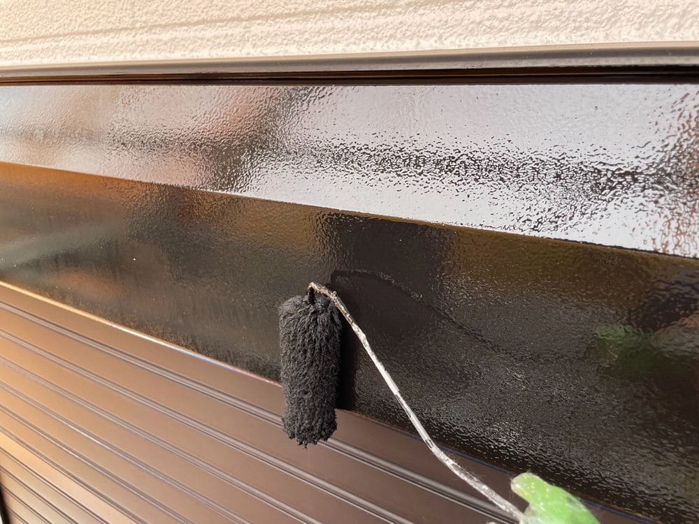 H様(鈴鹿)シャッターボックス(上塗り) 鈴鹿市の外壁塗装、屋根塗装、防水工事をリペイント匠が施工した写真